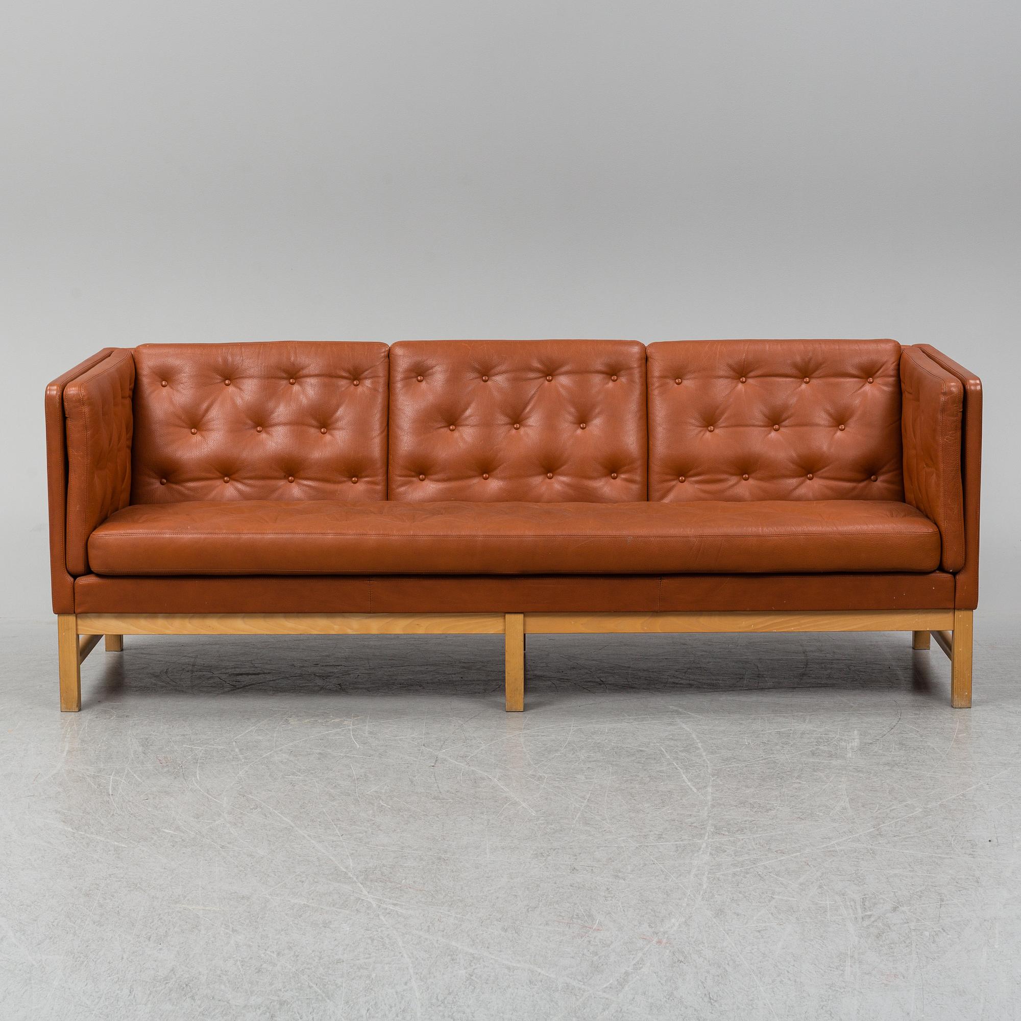 ERIK JÖRGENSEN/ERIK JØRGENSEN, an 'EJ 315-3' sofa.