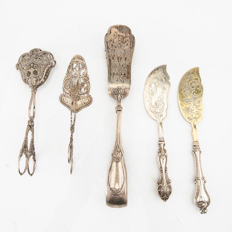 A collection of serving cutlery, 21 pieces, silver, 18th/19th/20th century, various manufacturers weight appr 1397 grams.