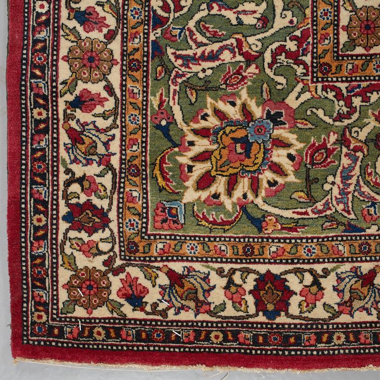 A CARPET, a semi-antique Esfahan park silk, ca 309 x 206,5 cm.