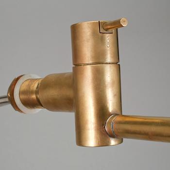 ARNE JACOBSEN, kökskran, patinerad mässing, för Vola, modell, "KV1". 1900-talets andra hälft.