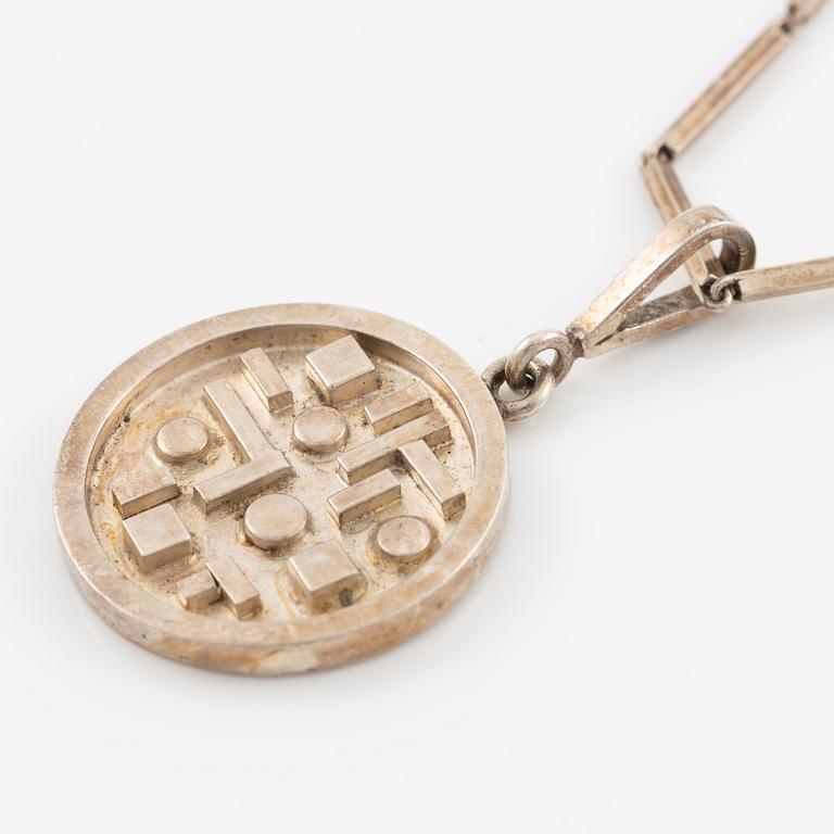 Claës E. Giertta, hänge med kedja, silver, Stockholm 1967.