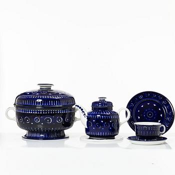 Ulla Procopé, porcelain service pieces "Valencia", Arabia, Finland (17 pieces).