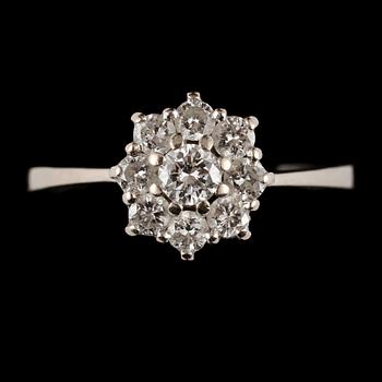 CARMOSÉRING, 18k vitguld med 9 briljantslipade diamanter, tot 0.70 ct, 1900-talets tredje kvartal. Vikt 3 g.