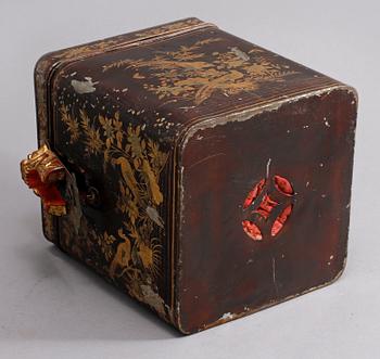 TEKANNA samt FODRAL, porslin respektive metall, Kina, 1800-talets slut.