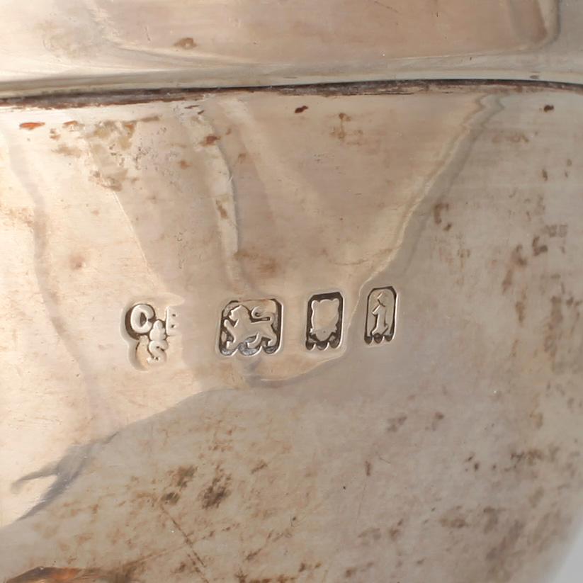 FRIMÄRKSDOSA samt BÄGARE, silver, England, tidigt 1900. Totalvikt: ca 216 gram.