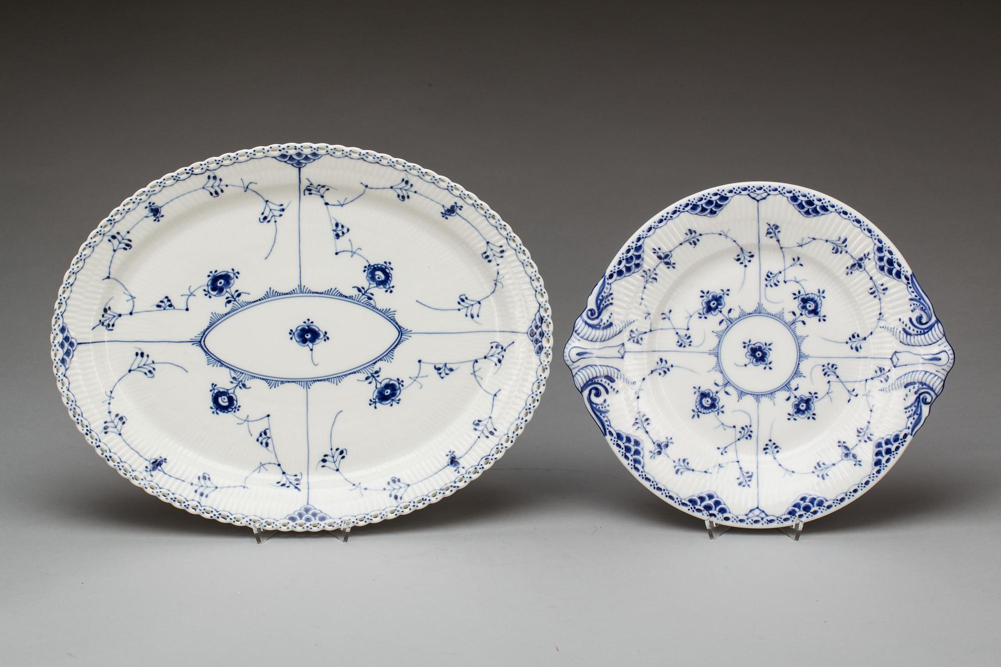 SERVERINGSFAT, 2 st. Porslin, "Musselmalet" Royal Copenhagen.