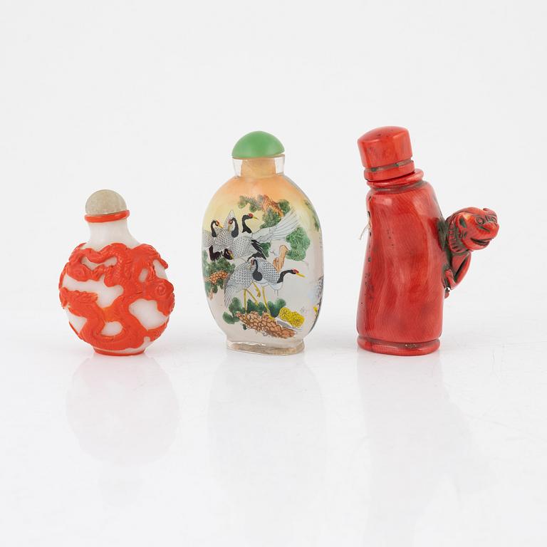 Snusflaskor, tre stycken, bl a pekingglas samt teskålar, tre stycken, porslin, Kina, 1800- samt 1900-tal.