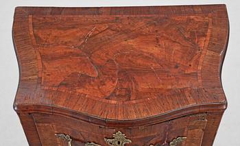 POTTSKÅP. Rokoko, 1700-tal. Troligen Italien.