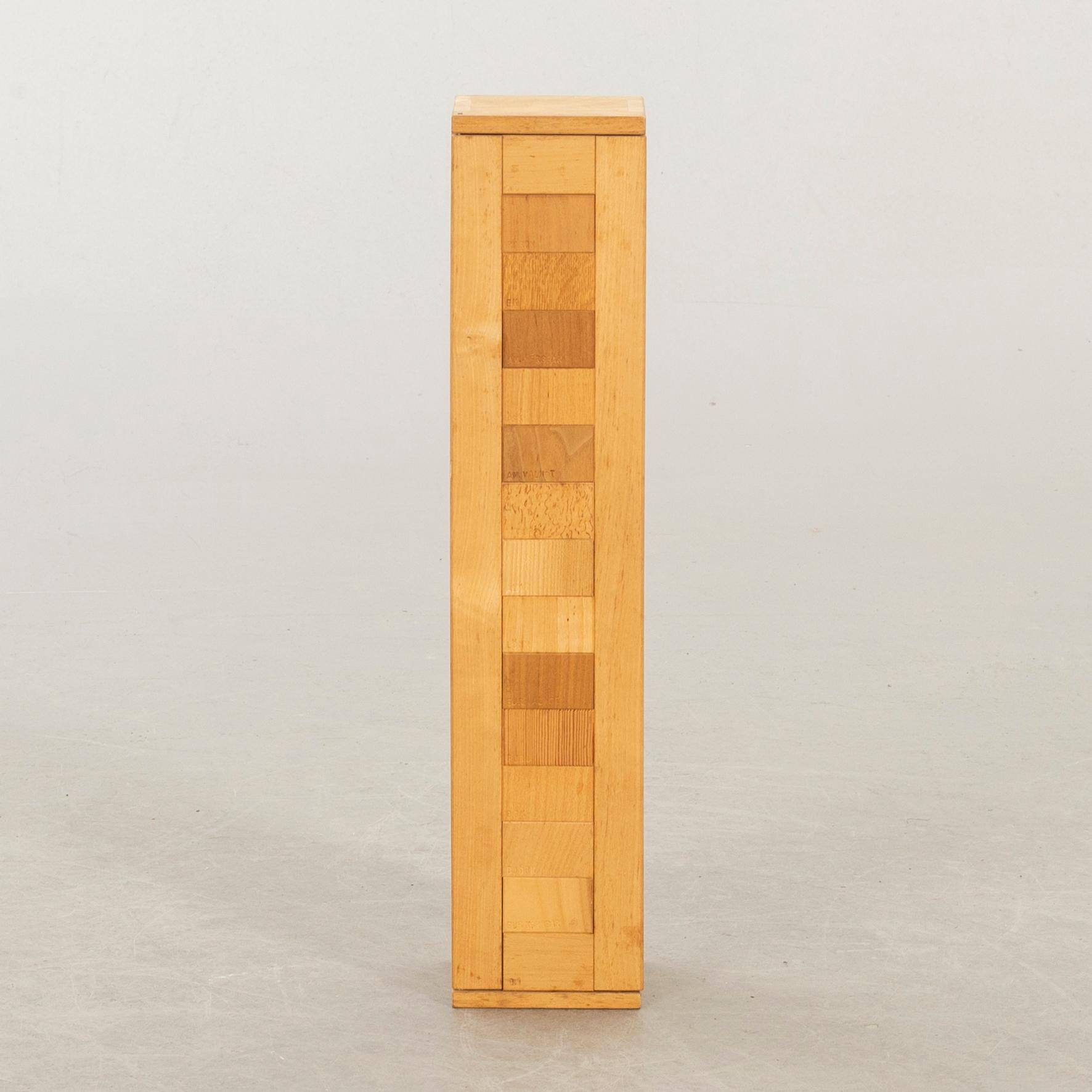 VÄGGSKÅP MED TRÄPROVER, design troligen Olof Pira.