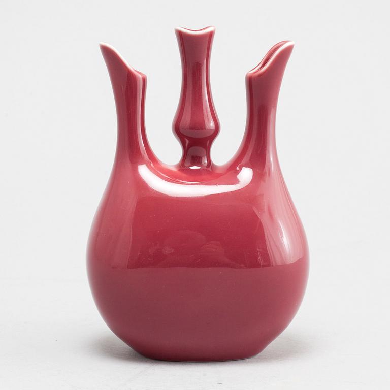 A porcelain vase, designed by Richard Ginori for San Cristoforo, 20th century.