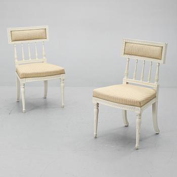 STOLAR, ett par, sengustaviansk stil, omkring 1900-talets mitt.