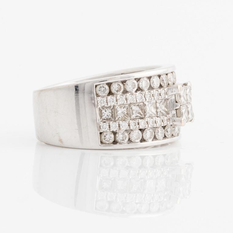 Ring, white gold with brilliant and princess-cut diamonds.