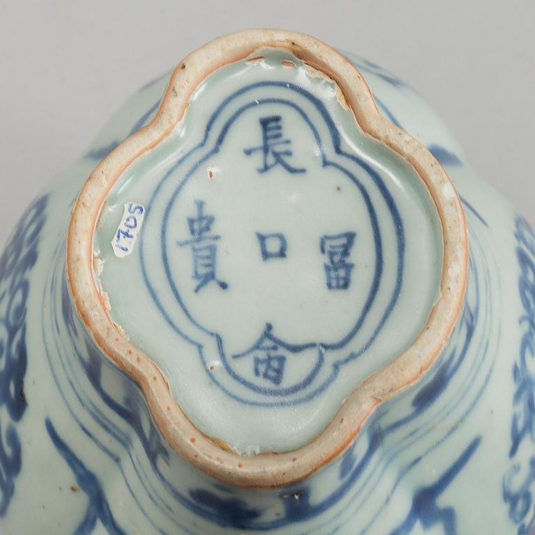 KRUKA samt FAT, porslin. Mingdynastin (1368-1644).