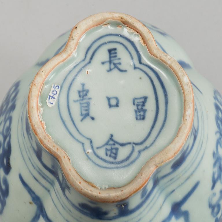 A blue and white vase and dish, Ming dynasty (1368-1644).