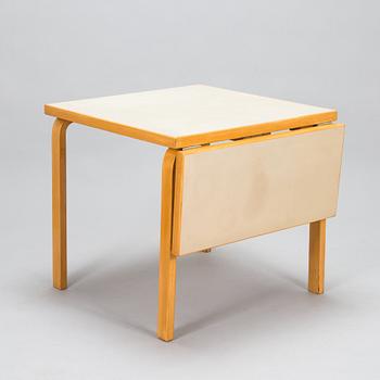 Alvar Aalto, klaffbord "DL82" och pallar, 4 st "60", för O.Y. Huonekalu-ja Rakennustyötehdas A.B 1900-talets mitt.