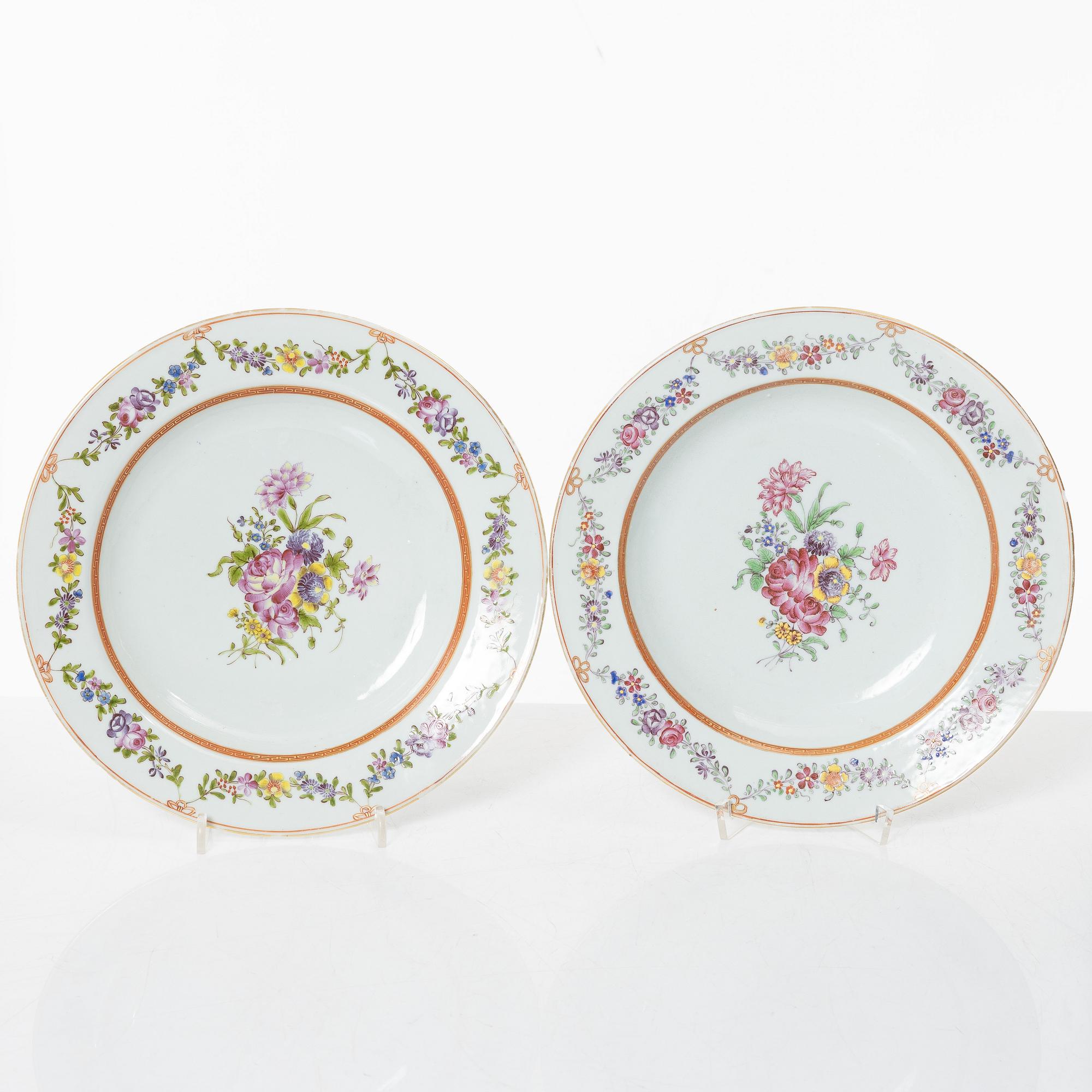 A Chinese famille rose porcelain oval dish and a pair of plates, Qing dynasty, Qianlong (1736-95).