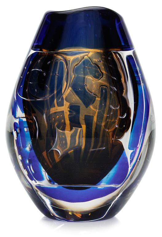 A Edvin Öhrström ariel glass vase, "Flickan och duvan", Orrefors 1972.