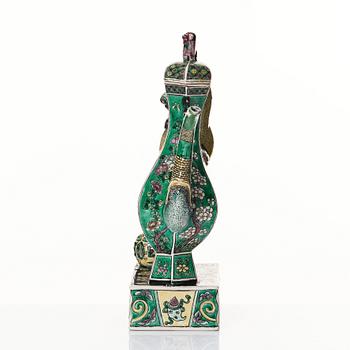 A famille verte wine ewer, Qing dynasty, 19th century.