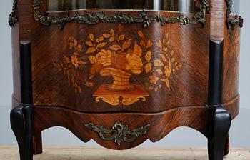 VITRINSKÅP, Louis XVI-stil, sent 1800-tal.