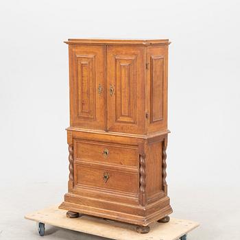 skåp barockstil 1800-tal.
