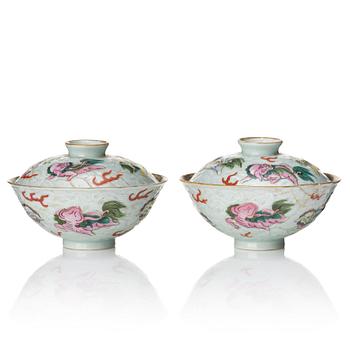 885. A pair of porcelain cups with covers, Qing dynasty, 19th Century.