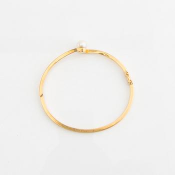 Bracelet and ring, 18k gold with pearls and brilliant-cut diamonds.