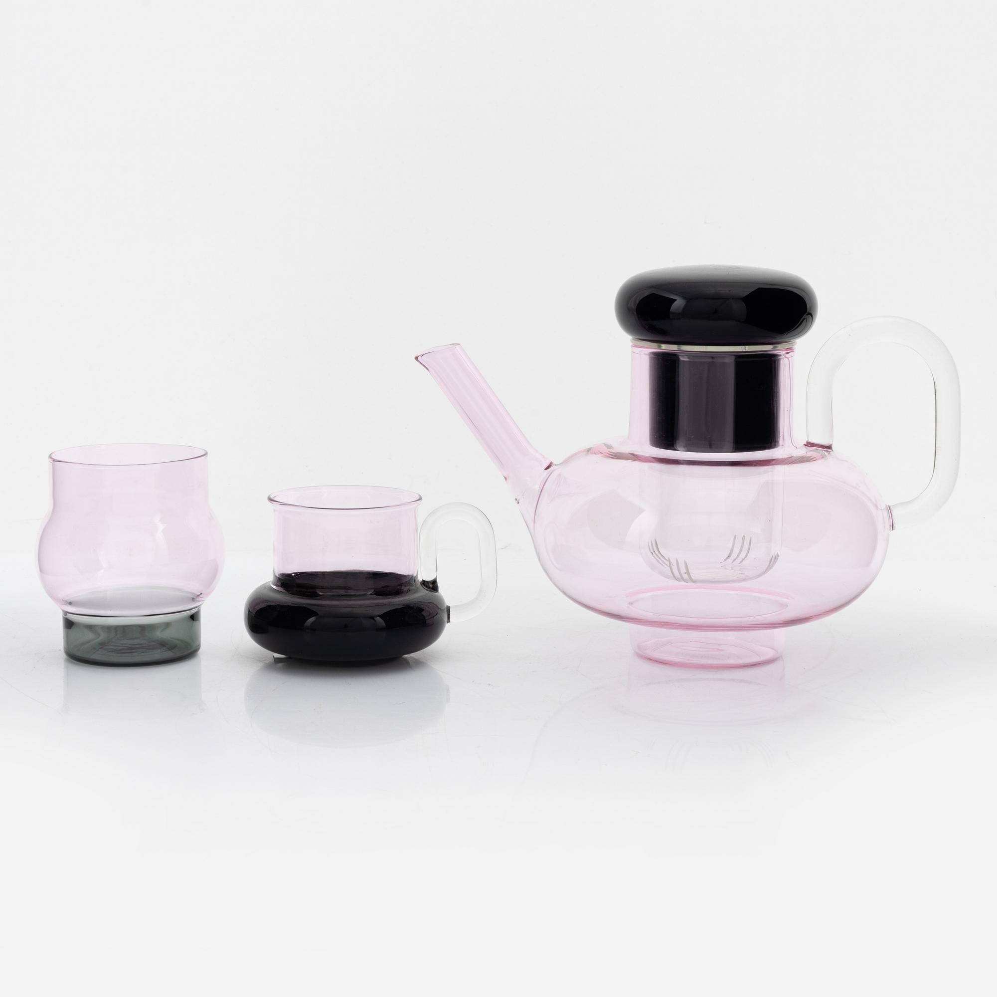 Tom Dixon, A 'Bump' glass teapot with for cups and a pair of glasses.
