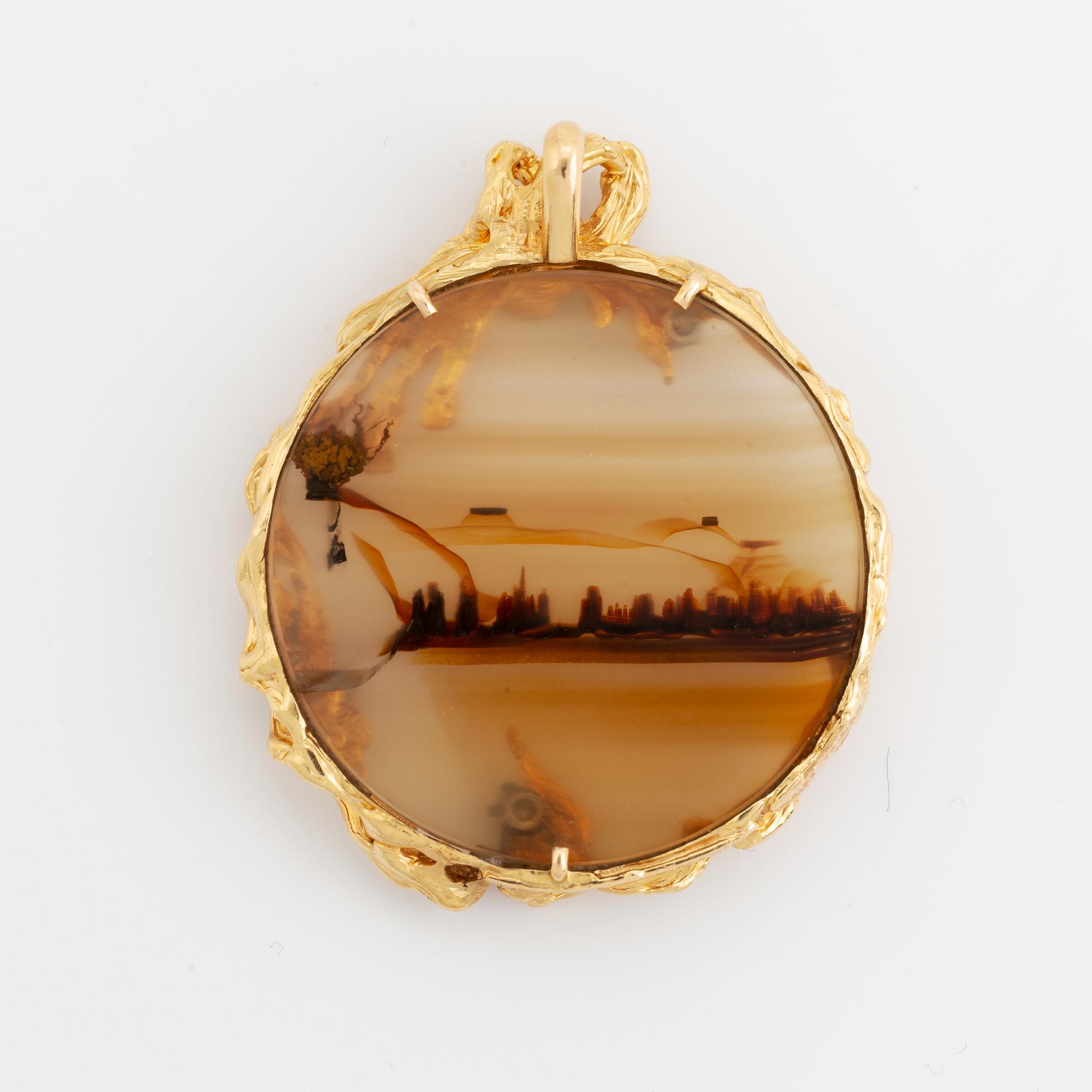 Pendant, design Siegfried Egger, 18K gold with agate and brilliant cut diamonds.