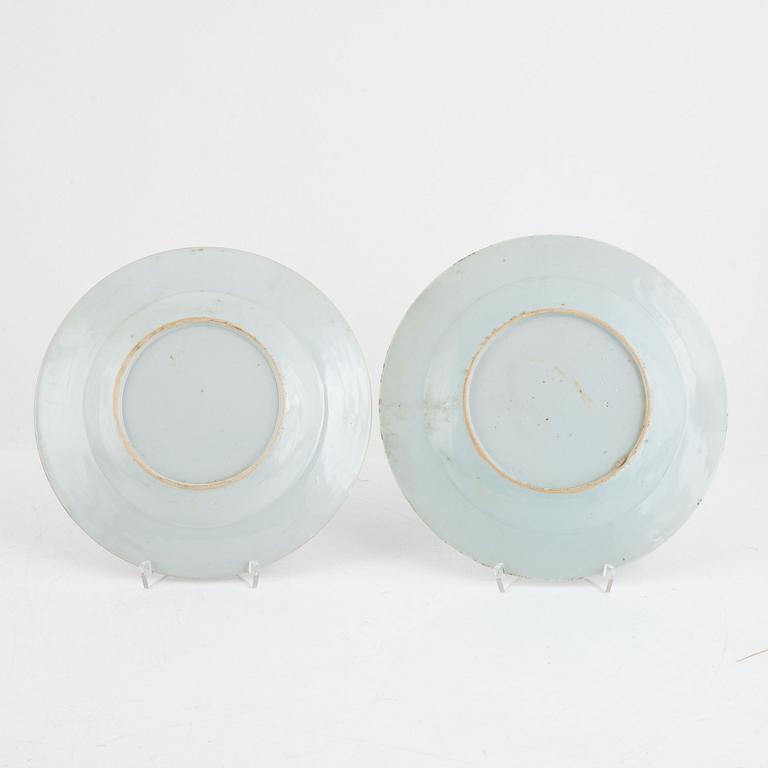 Two plates, two soup dishes and a serving dish, export porcelain, Qing Dynasty, Qianlong (1736-95).