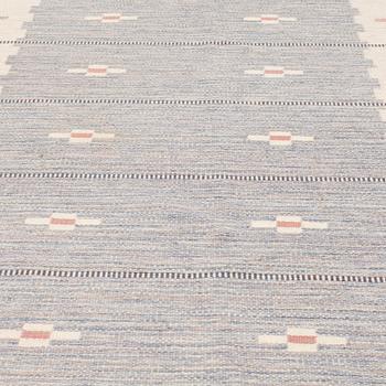 MATTO,  "Skogsstjärna blå", flat weave, ca 327,5 x 197,5 cm, signed V (Erik Lundberg, Vävaregården, Eringsboda).