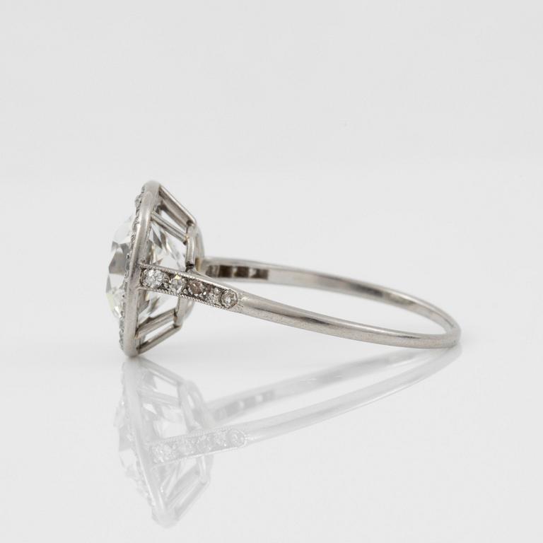 A circa 3.50 ct cushion-cut diamond ring. Possibly made by Cartier. Quality circa ca E-F/VS2.