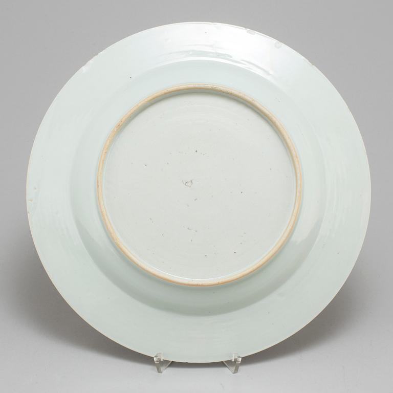 A famille rose export porcelain serving dish, Qing dynasty, Qianlong (1736-95).