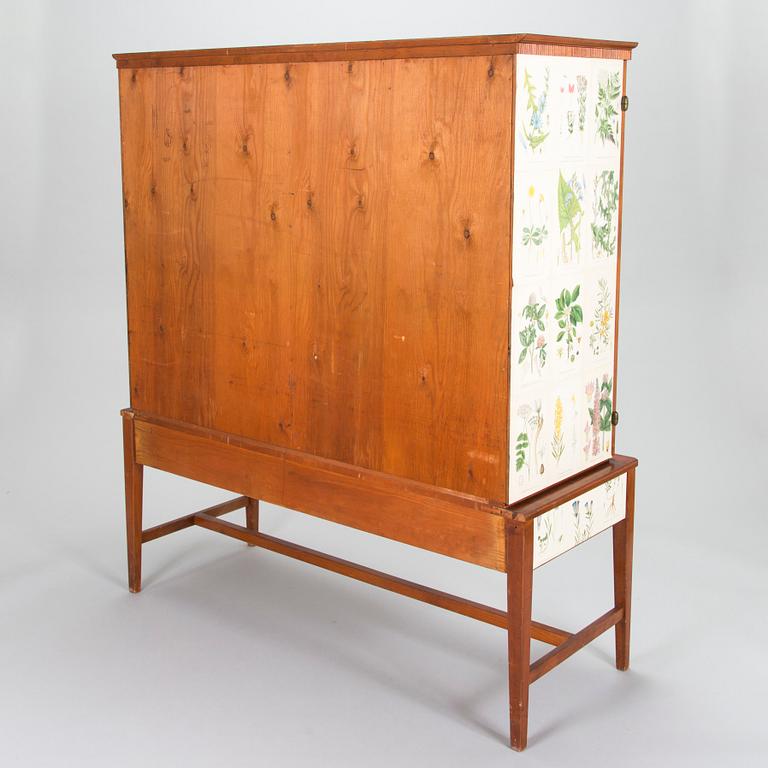 Skåp, tillverkat av AB Baltisk Möbelindustri. SMI(Svensk Möbel Industri) NR 63. 1900-talets mitt.