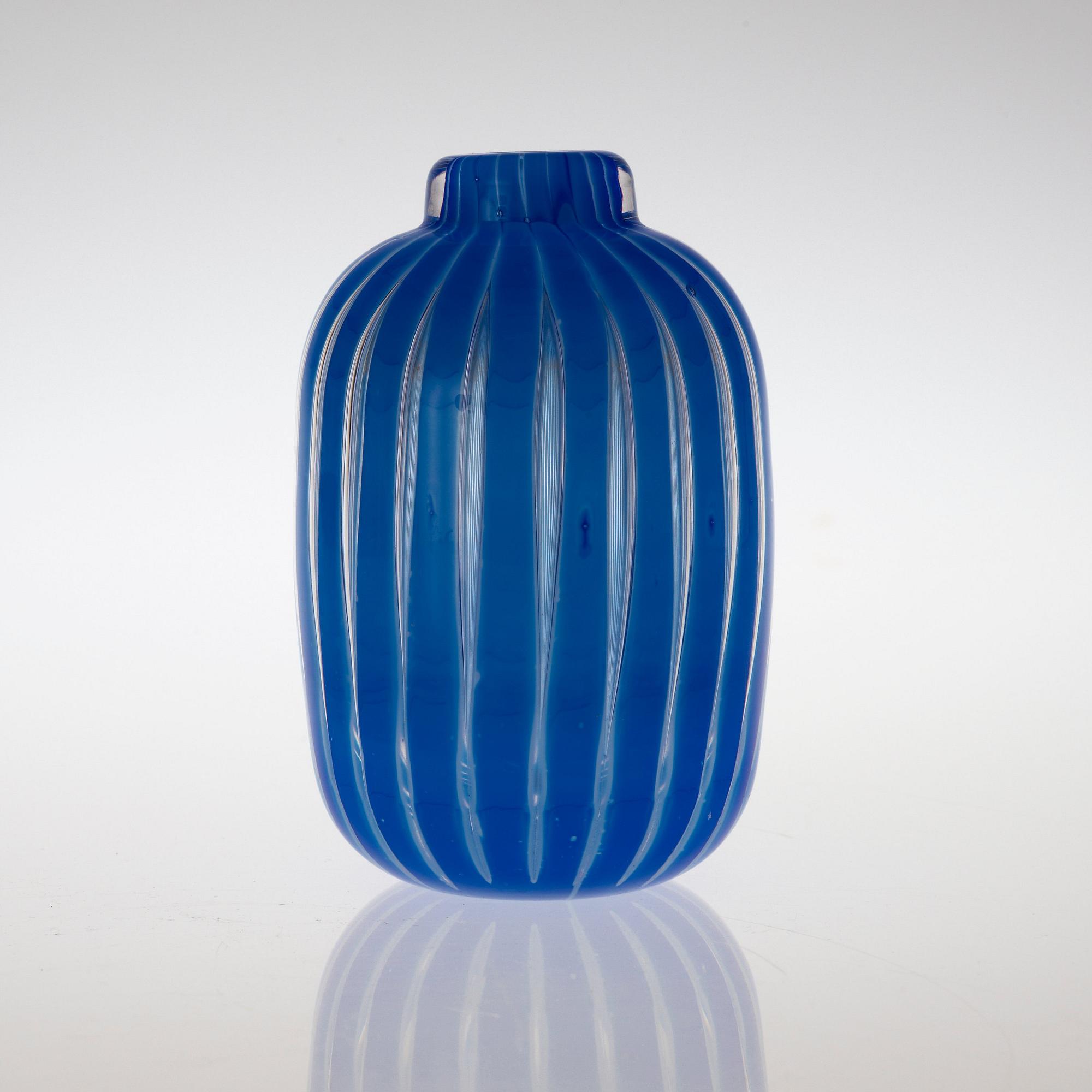 An Edvin Öhrström 'Ariel' glass vase, Orrefors 1950.