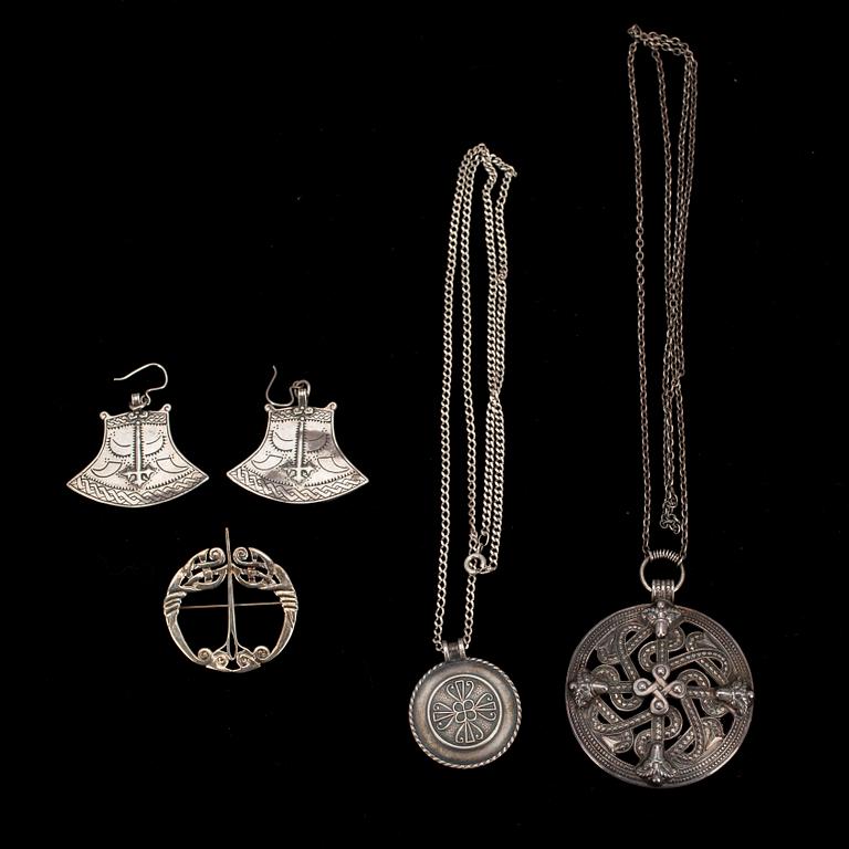 SMYCKEN, 8 st, silver, Kalevala Koru samt HALSSMYCKE, österländst silver och BROSCH, Finland. 1900-tal.