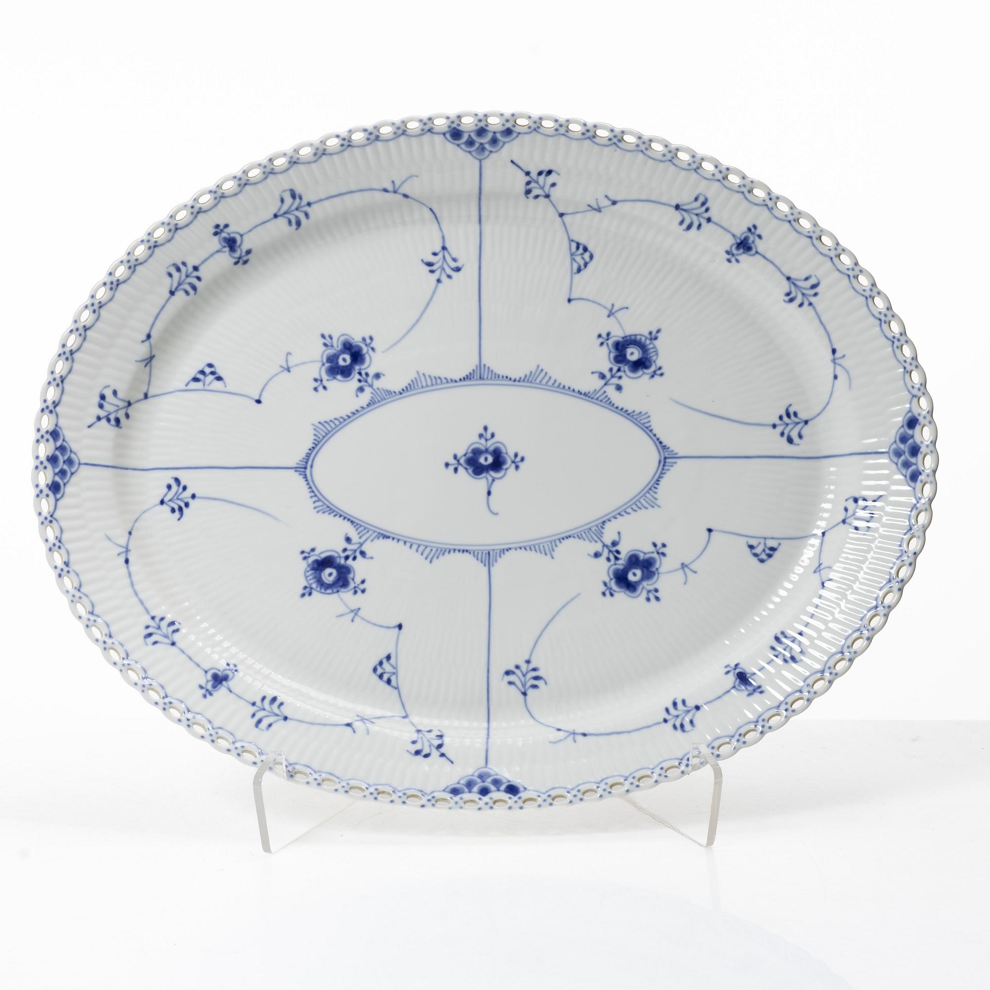 Royal Copenhagen, matservis, 44 delar, porslin, "Musselmalet", helblond , Danmark.