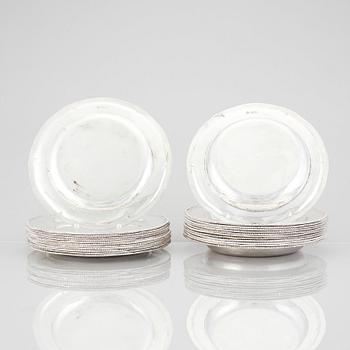 Sydney Bellamy Harman, tallrikar, 24 st (12 flata + 12 djupa), silver, London 1910. Rokoko-stil.