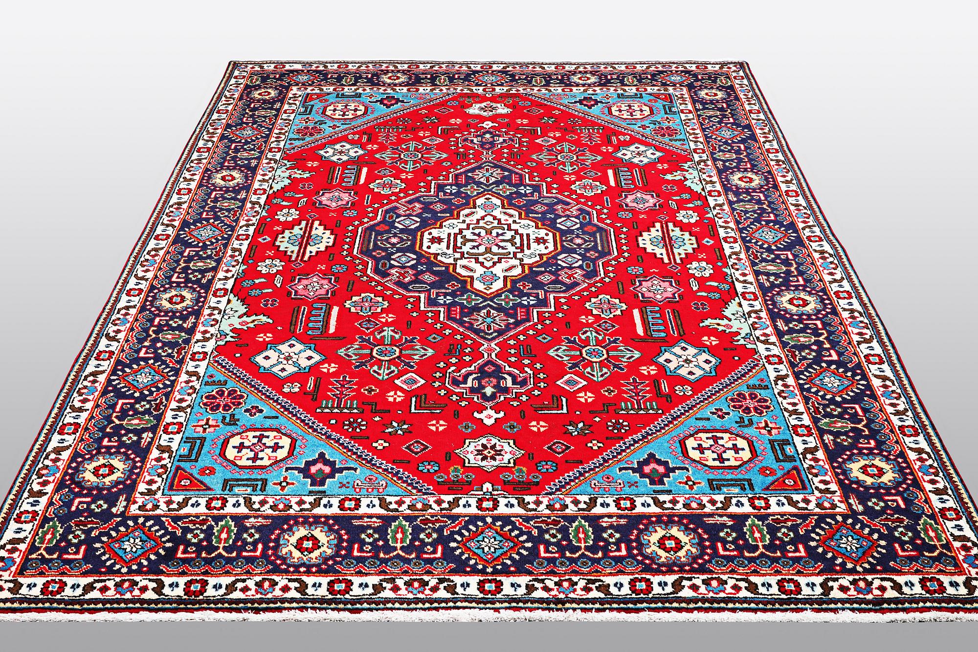 A carpet, Tabriz, ca 298 x 198 cm.
