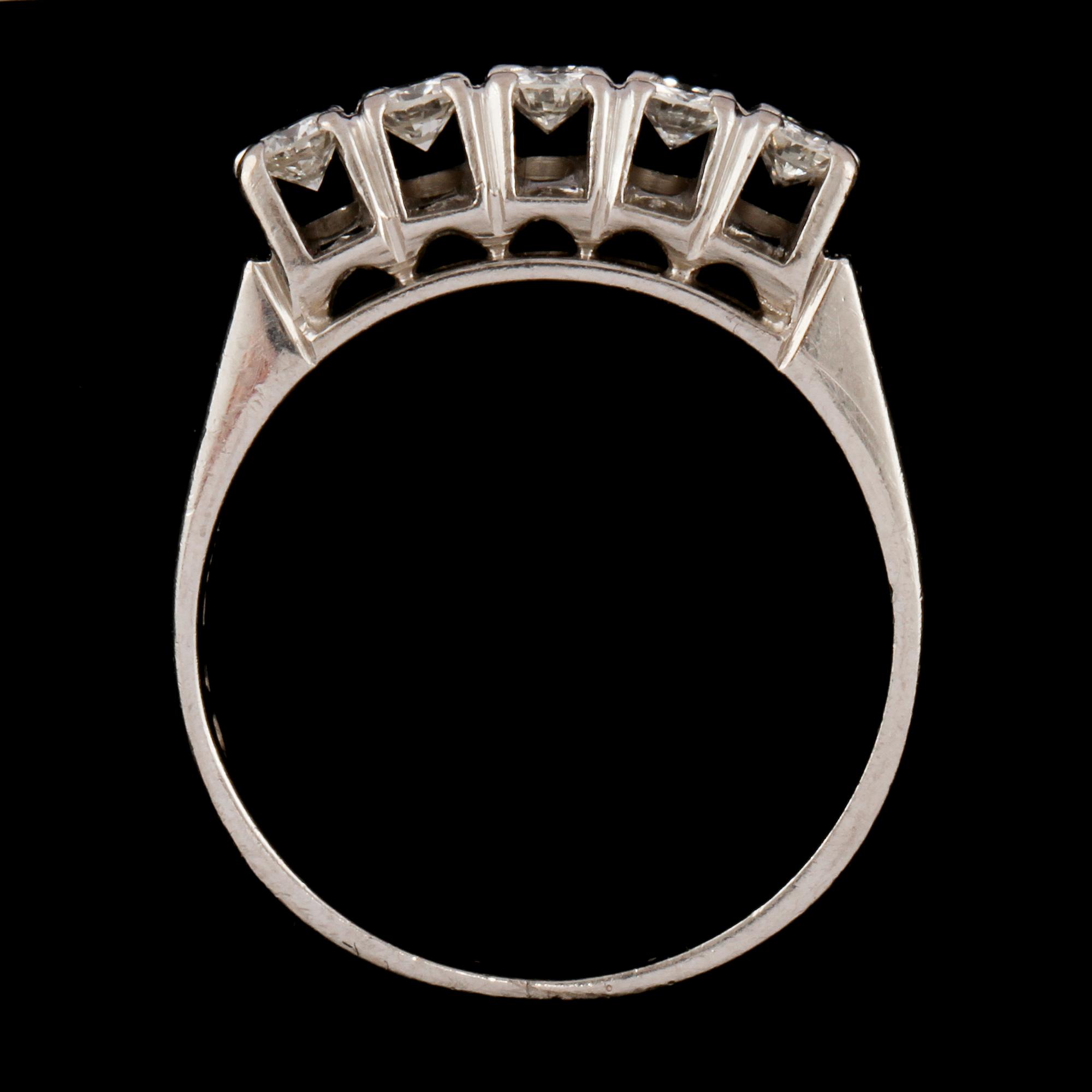 RING, 18k vitguld med 10 briljantslipade diamanter ca 0.6 ct. Vikt 6 g.