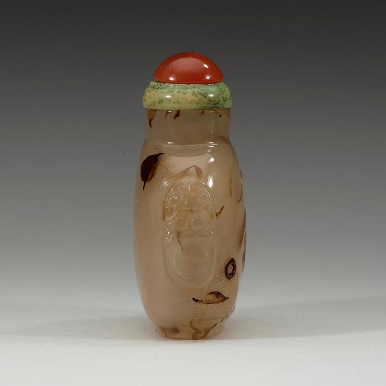 A carved chalcedony snuff bottle, Qing dynasty, 19th century.