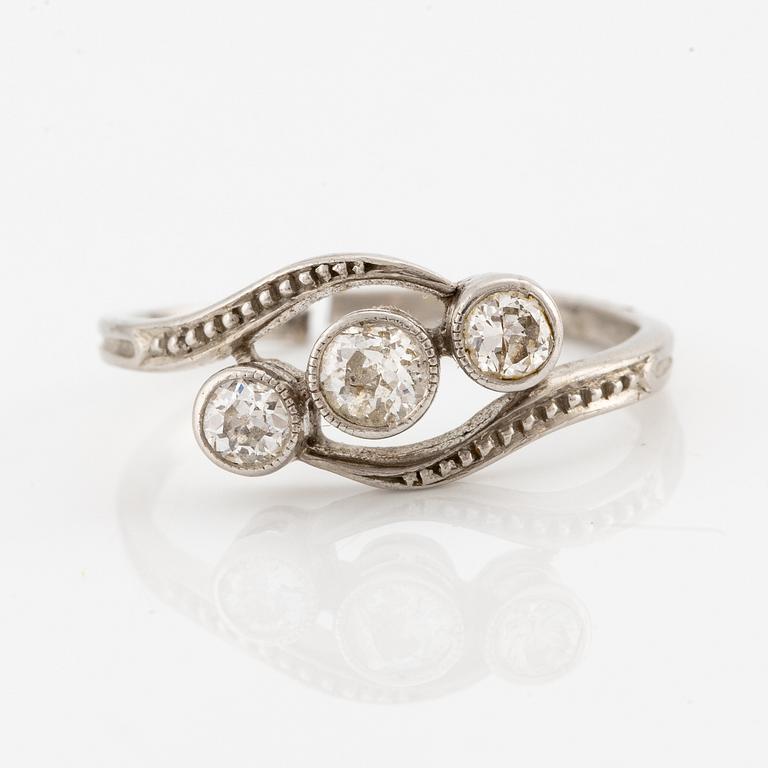 Ring, vitguld med tre gammalslipade diamanter.