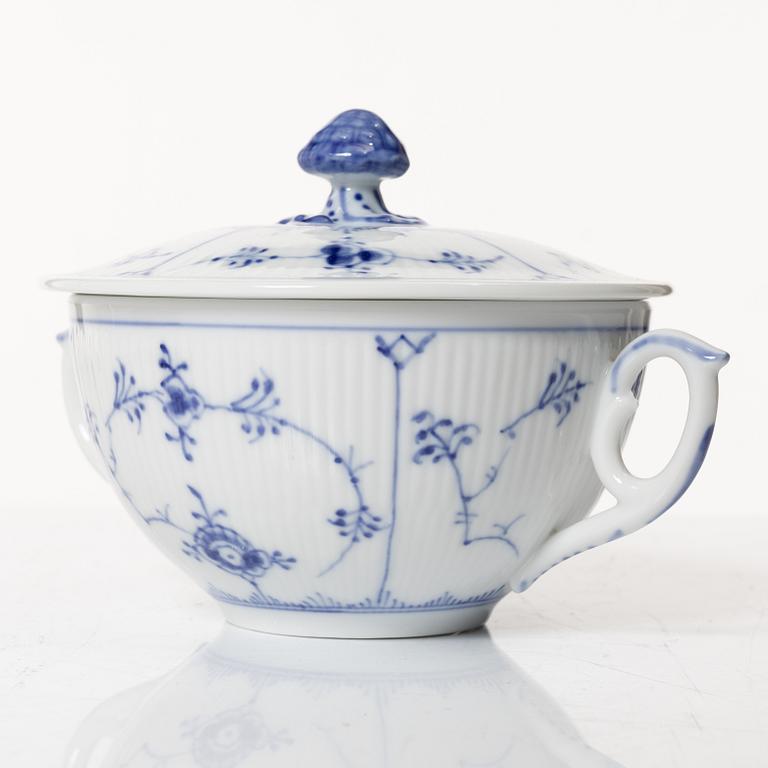 Royal Copenhagen, buljongkoppar med lock och fat, 8 st, "Musselmalet", Danmark, 1958-64.