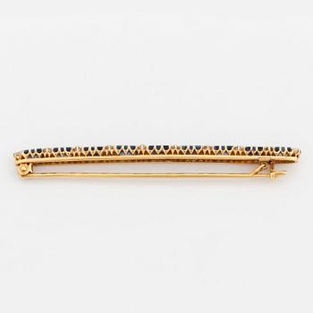 Brosch 18K guld med fasettslipade safirer och gammalslipade diamanter.