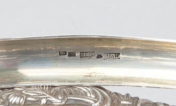 KORG samt FAT, silver, Helsingfors 1948 och Åbo 1956. Vikt 640 g.