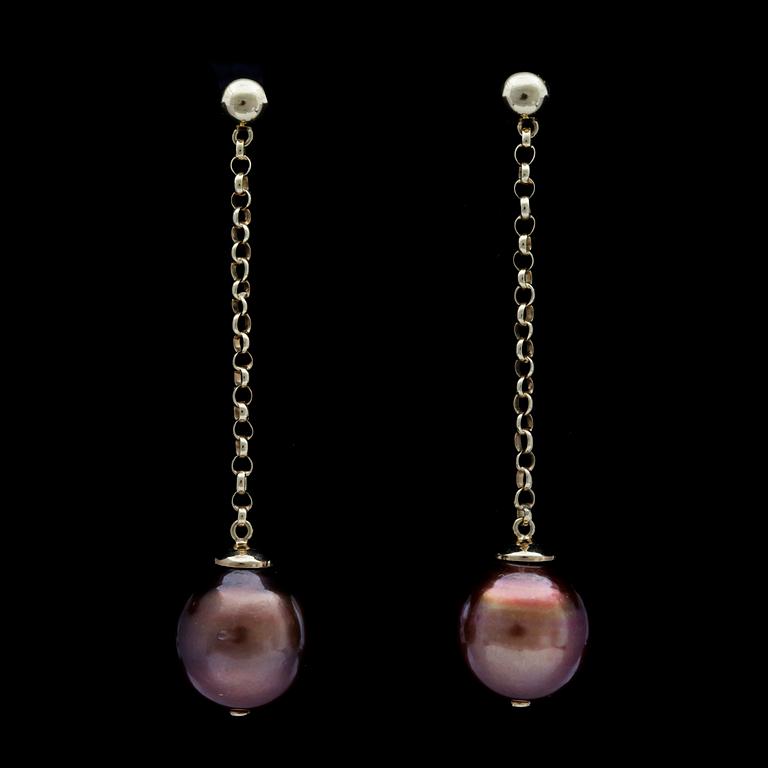 A pair of cultured and coloured brown South sea pearl earrings, 12,5 mm.