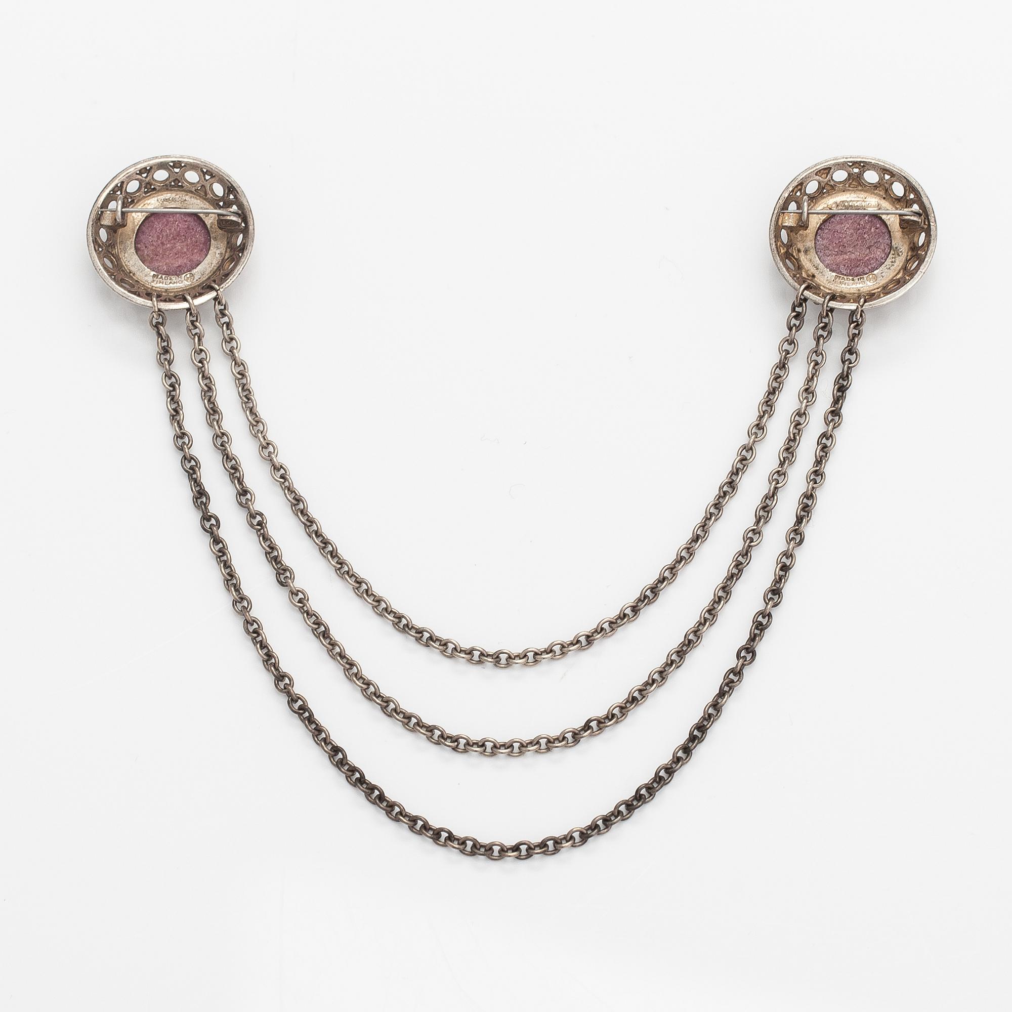 Kai Lindström, Kragsmycke, sterlingsilver, granit. Kalevala Koru, Helsingfors 1993.
