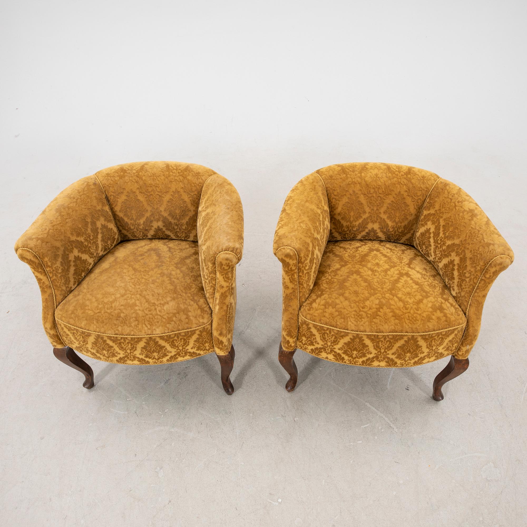 A pair of 1930/40s armchairs.