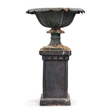 24. A garden urn, circa 1900.