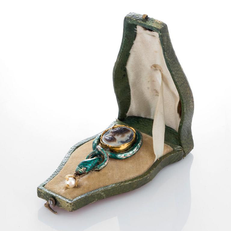 An 18K gold Gustav Möllenborg brooch set with a hardstone cameo and a pearl pendant.