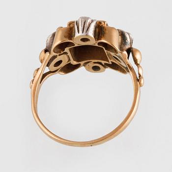 RING, 18K guld troligtvis med fasettslipade vita safirer samt blå topas, SJ &G, Göteborg. Vikt 4,7 gram.
